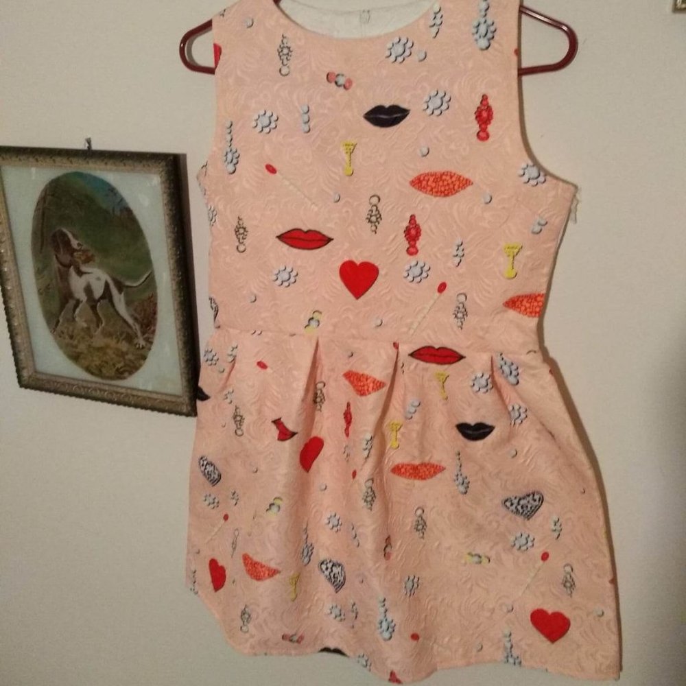 NWT Cute Pale Pink Sleeveless Mini Dress w/ Pleated Skirt, Lips & Jewels Print